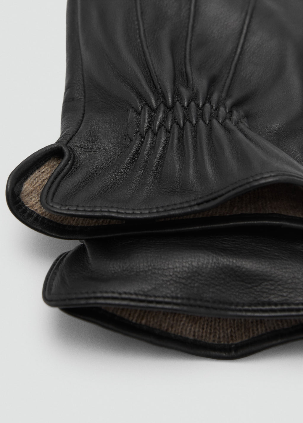 Men's 100% Leather Gloves with Ruffled Detail