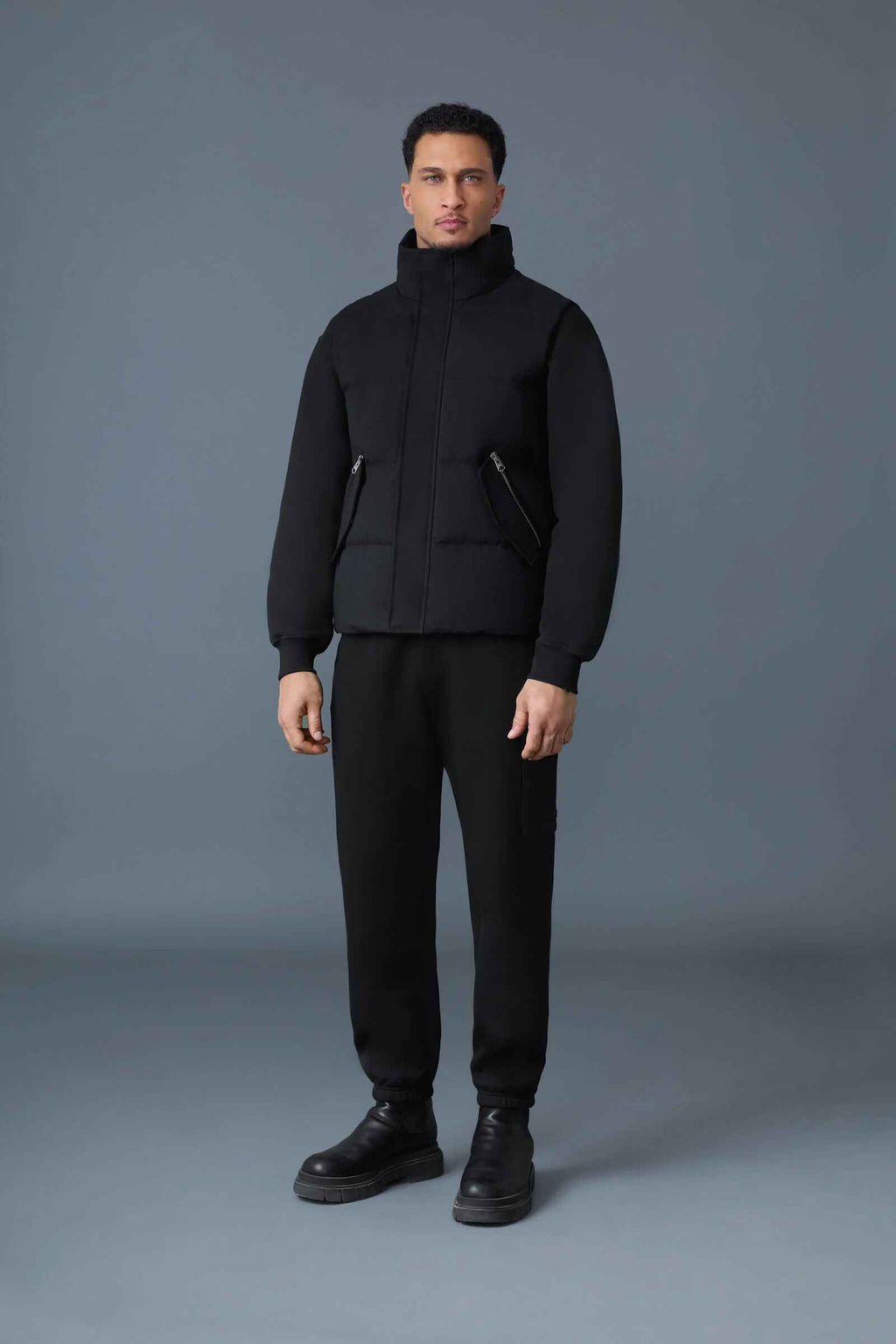 Chaleco de plumón clásico con cuello alzado y dobladillo ajustable para hombre, color negro