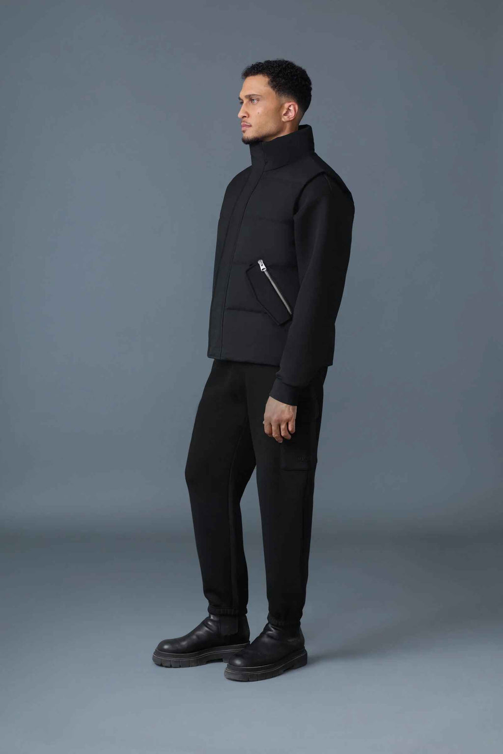 Chaleco de plumón clásico con cuello alzado y dobladillo ajustable para hombre, color negro