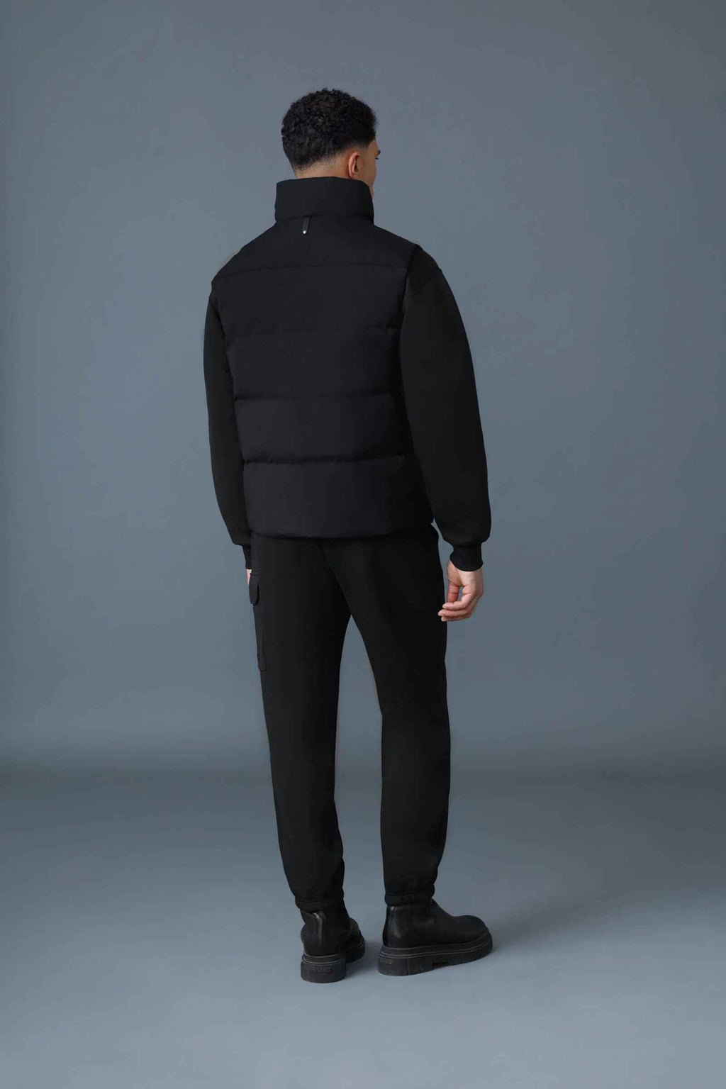 Chaleco de plumón clásico con cuello alzado y dobladillo ajustable para hombre, color negro