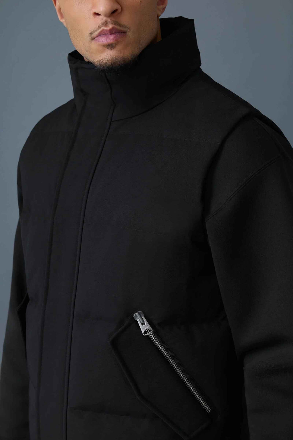 Chaleco de plumón clásico con cuello alzado y dobladillo ajustable para hombre, color negro