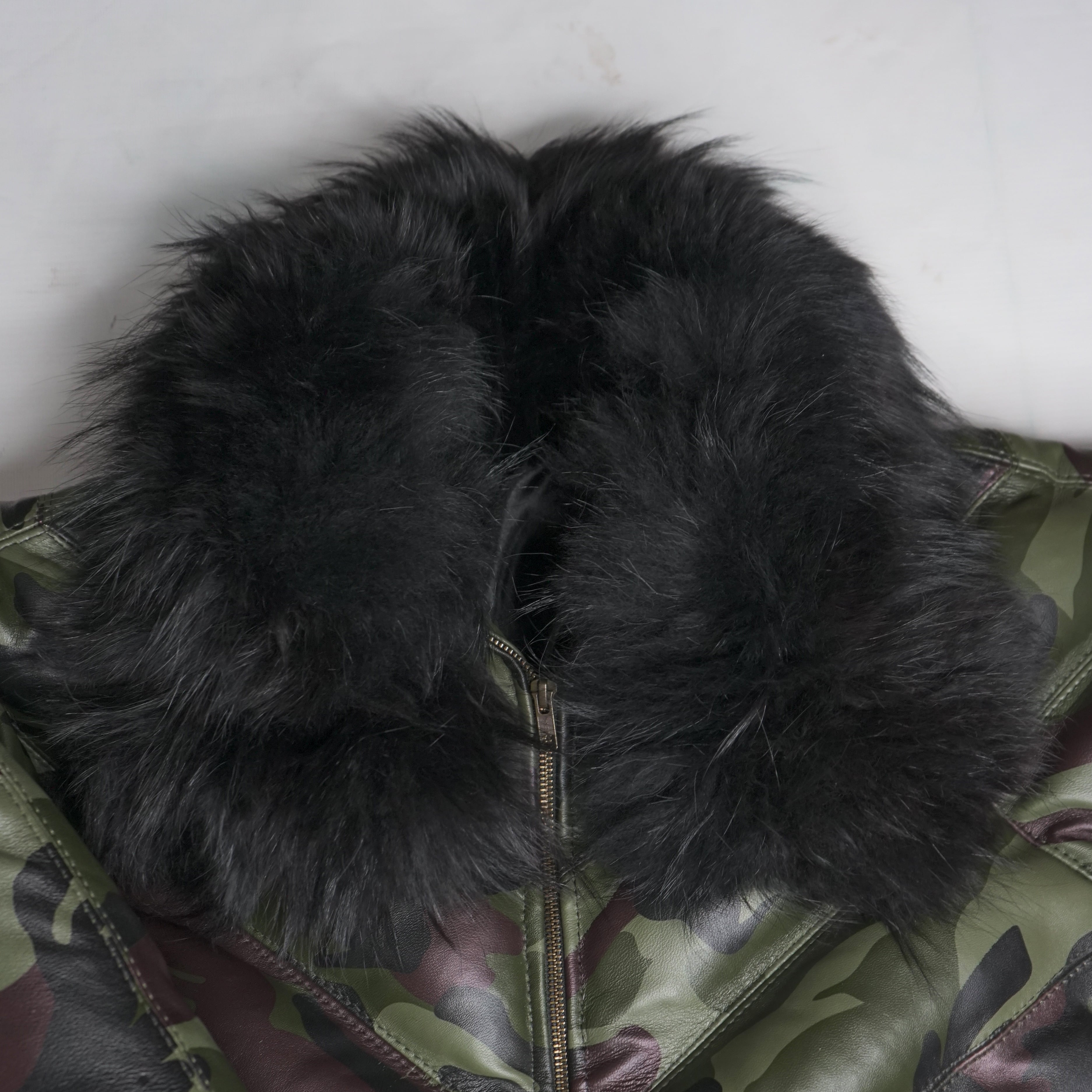 Chaqueta de piel de oveja estilo bomber con cuello de piel auténtica y camuflaje 100 % plumón de pato para hombre