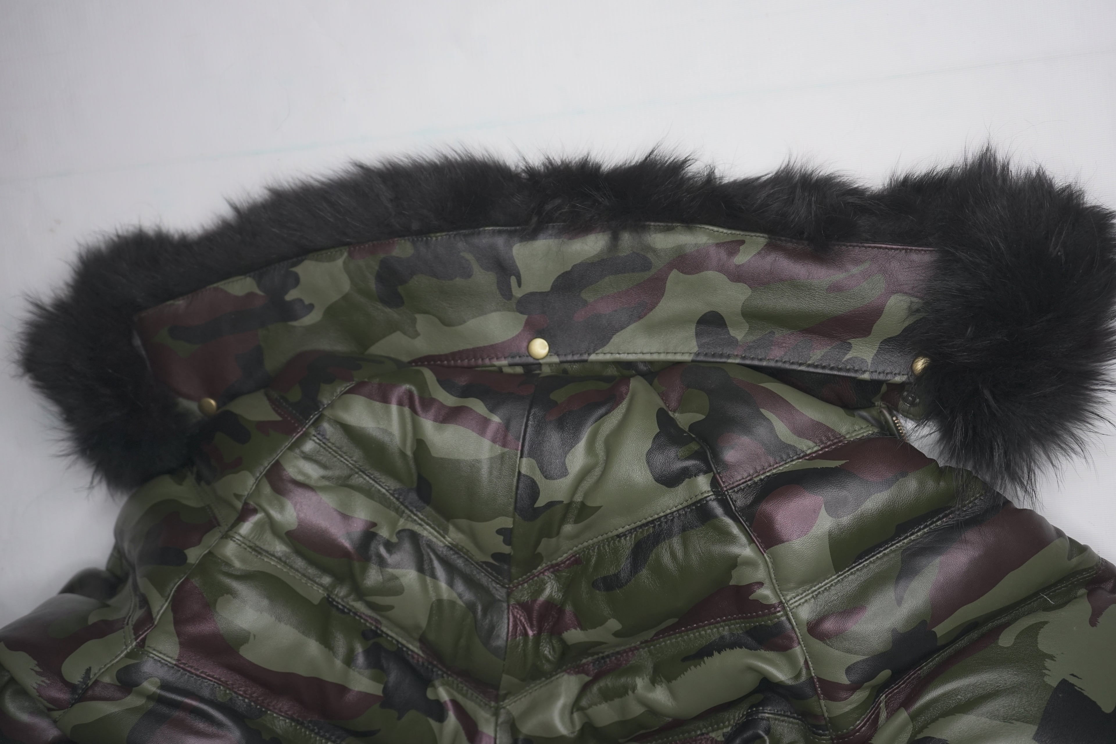 Chaqueta de piel de oveja estilo bomber con cuello de piel auténtica y camuflaje 100 % plumón de pato para hombre