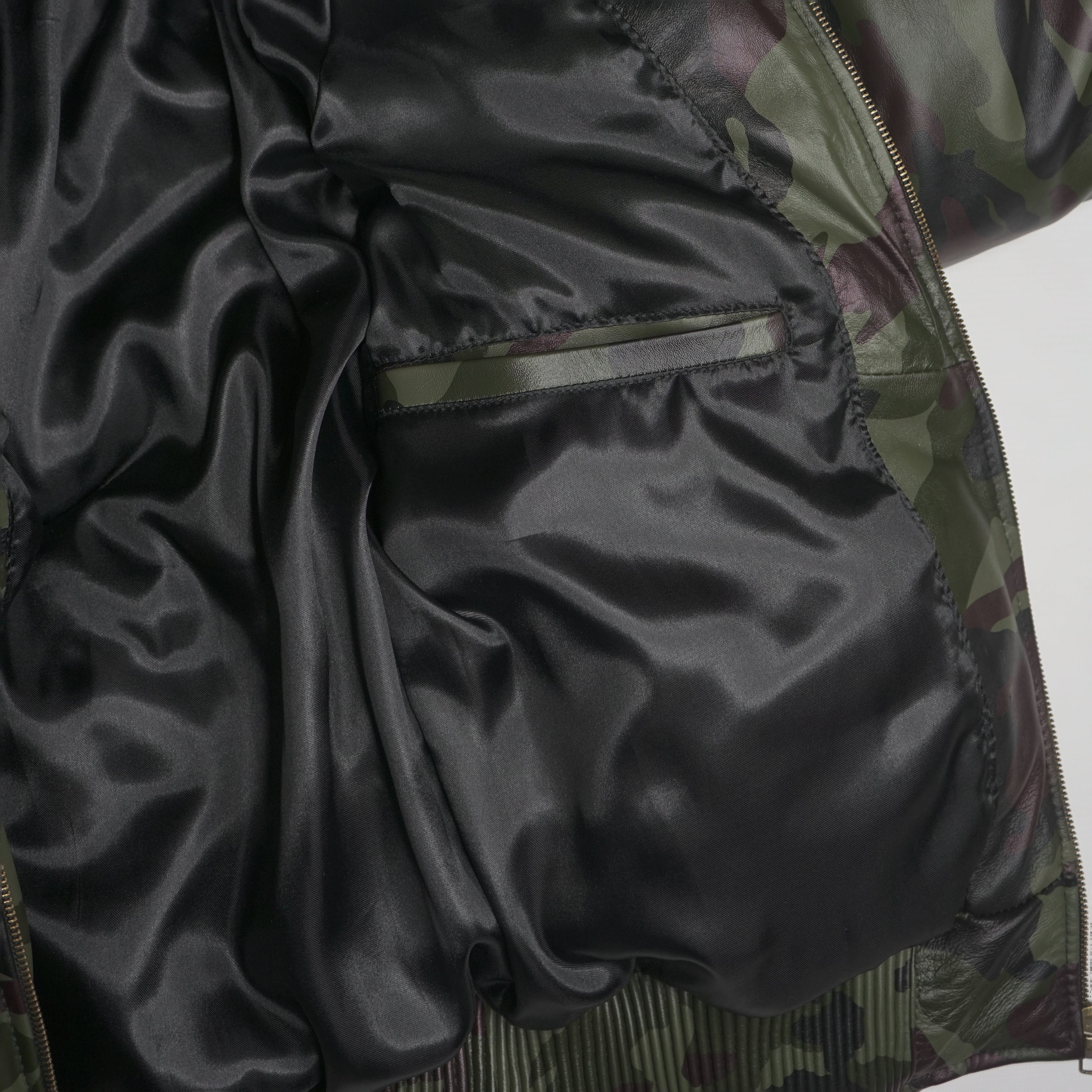 Chaqueta de piel de oveja estilo bomber con cuello de piel auténtica y camuflaje 100 % plumón de pato para hombre