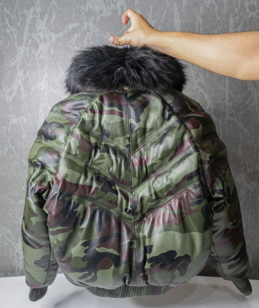 Chaqueta de piel de oveja estilo bomber con cuello de piel auténtica y camuflaje 100 % plumón de pato para hombre