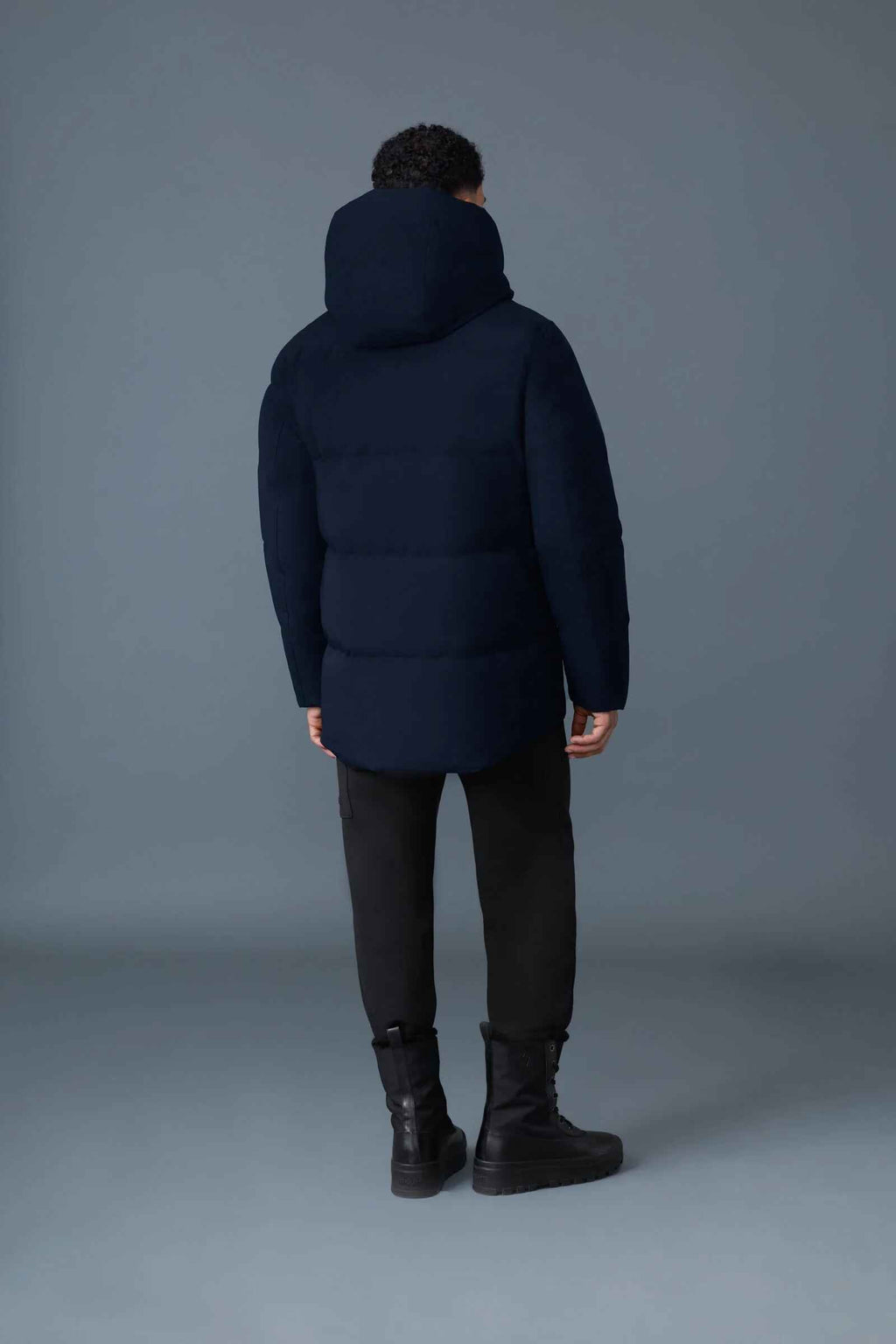 Atmungsaktive Daunenjacke für Herren mit abnehmbarem Latz in normaler Passform