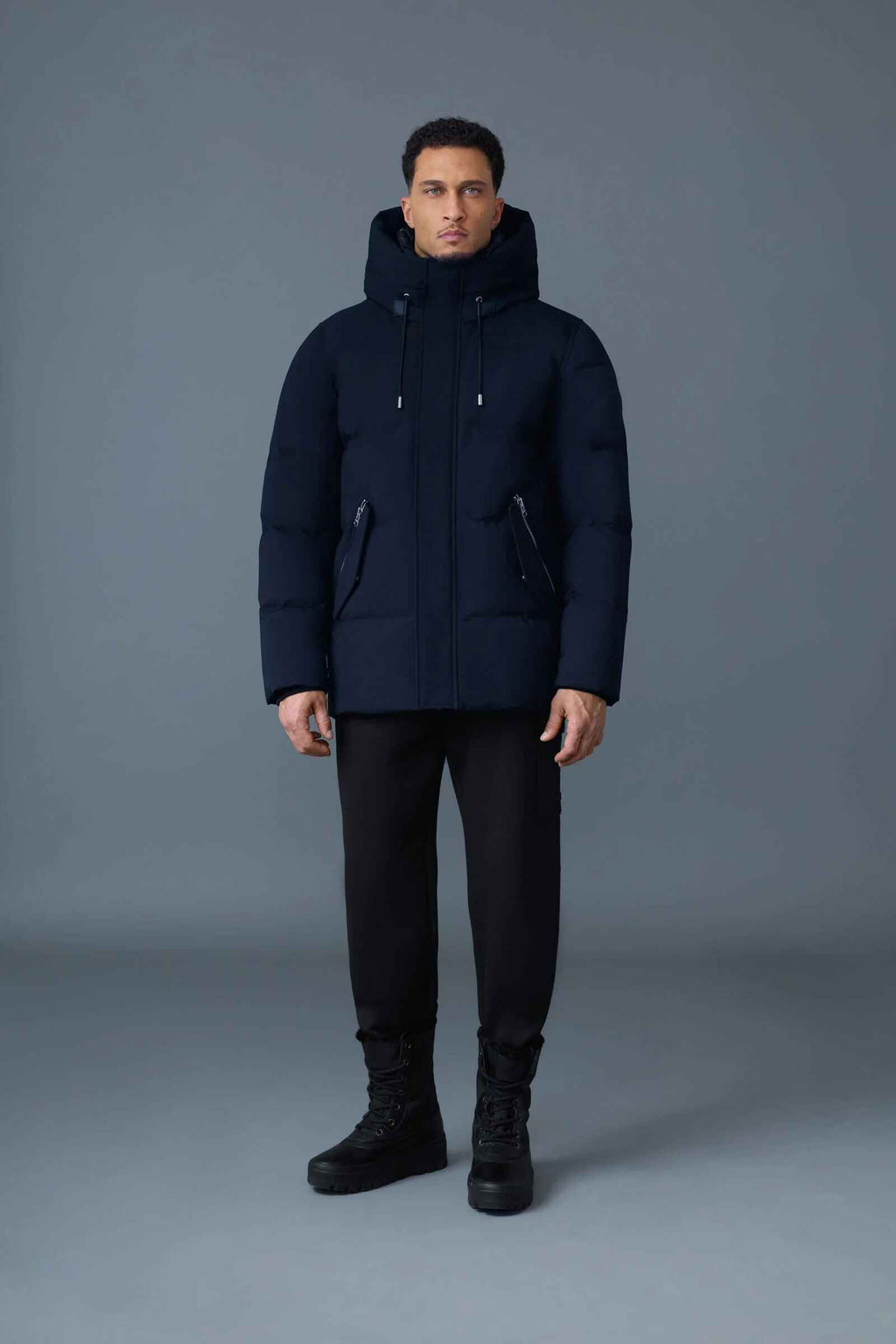 Atmungsaktive Daunenjacke für Herren mit abnehmbarem Latz in normaler Passform