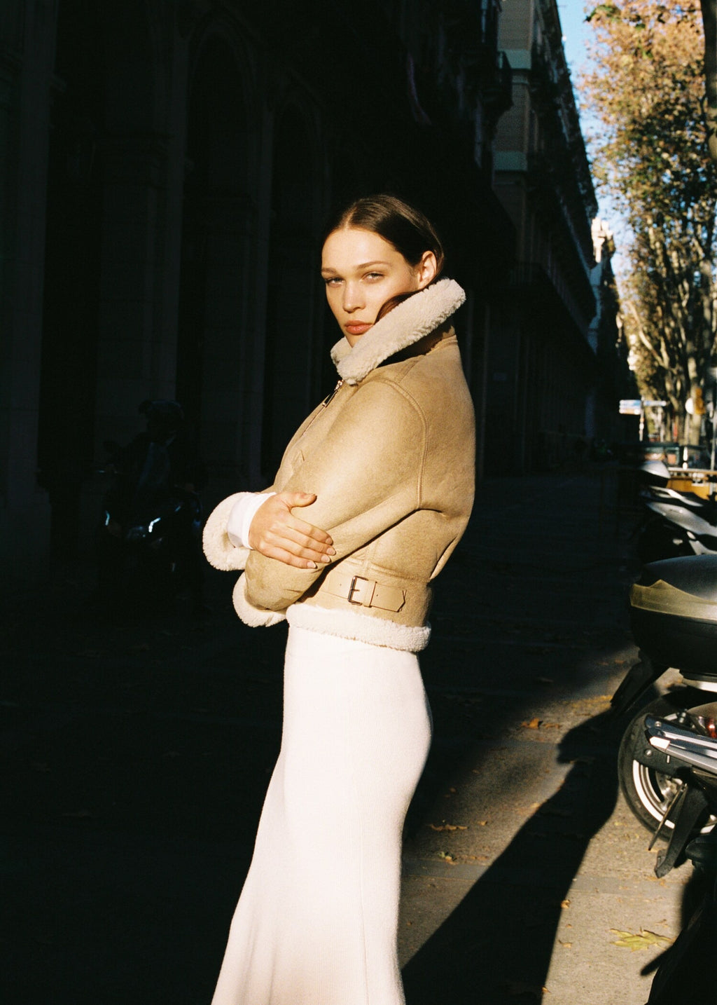 Beigefarbene Damenjacke aus Shearling-Fell in Lederoptik