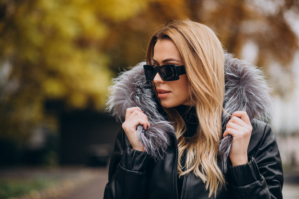 Chaqueta de piel de oveja negra con capucha para mujer