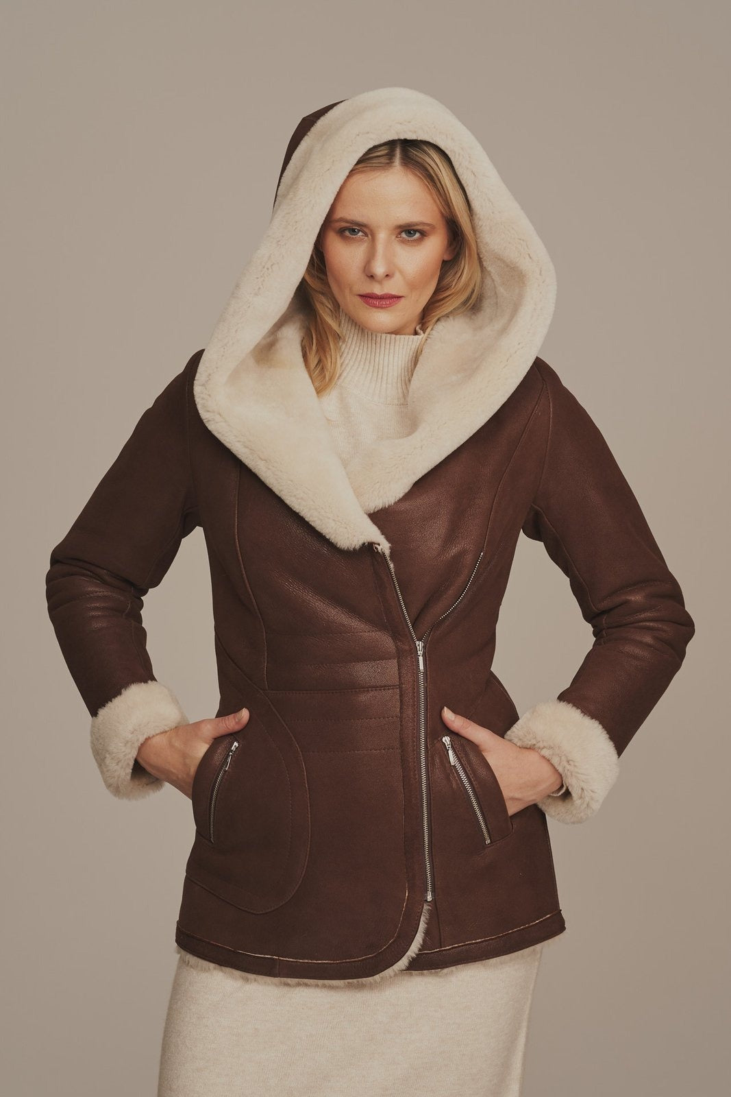 Braune Damen-Lederjacke mit großem Kragen und Lammfell-Shearling