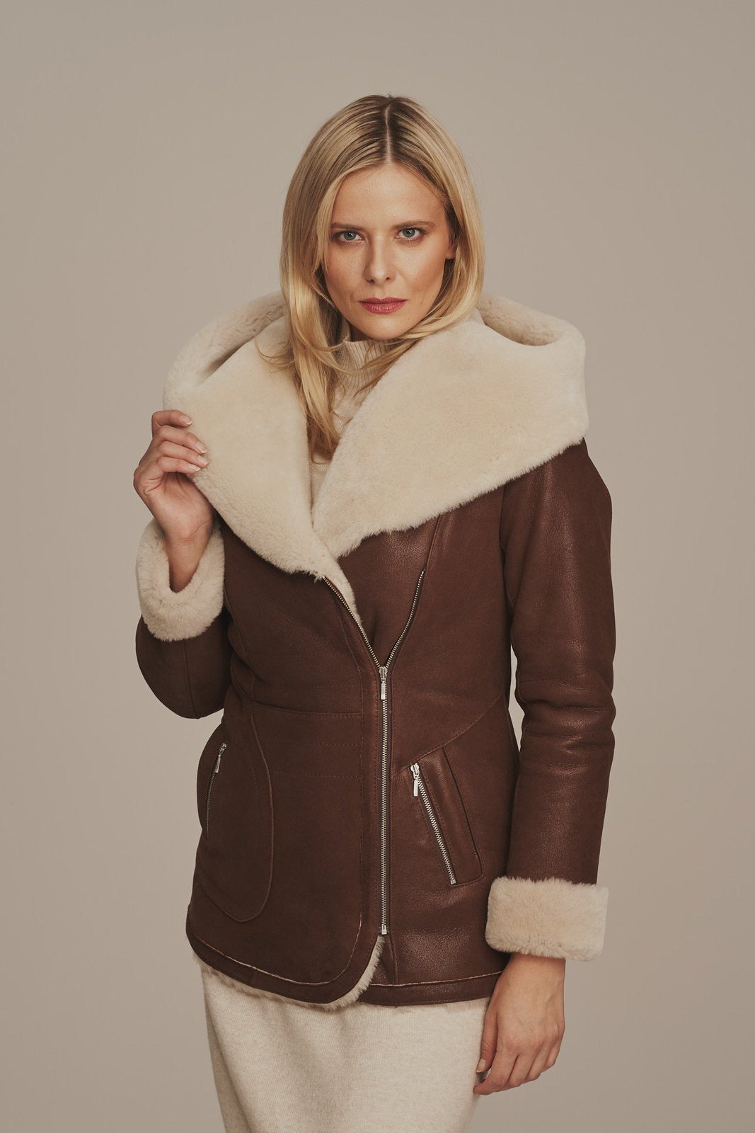 Braune Damen-Lederjacke mit großem Kragen und Lammfell-Shearling