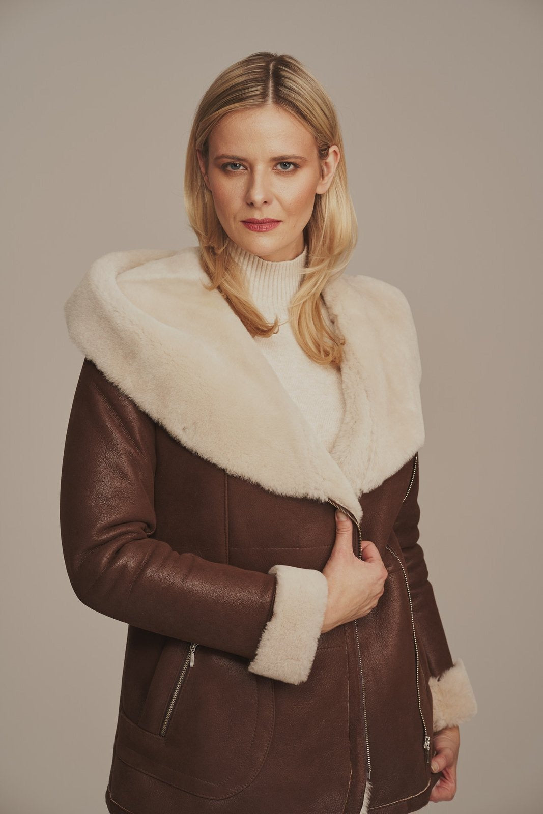 Braune Damen-Lederjacke mit großem Kragen und Lammfell-Shearling