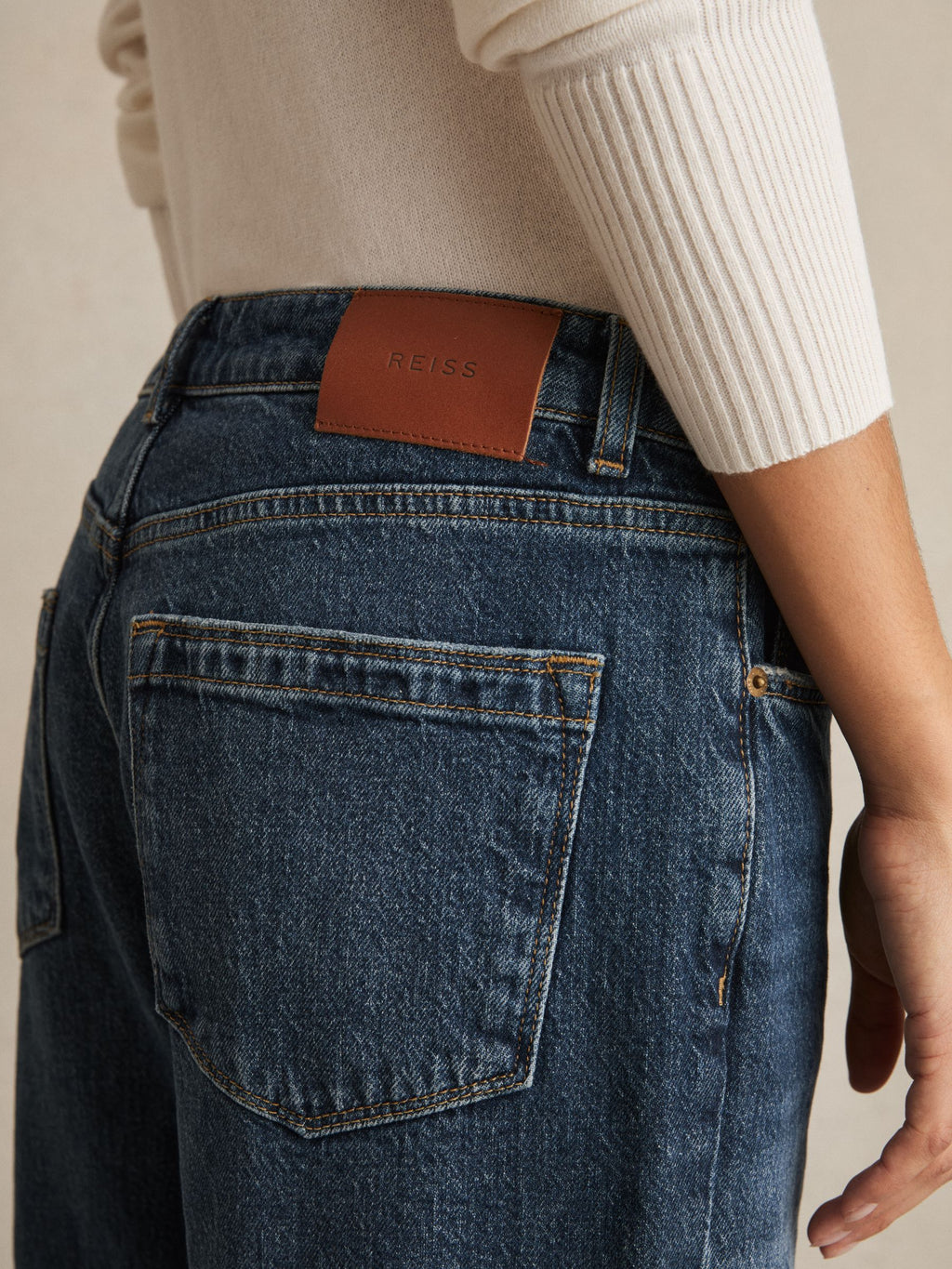 Damenhose mit mittelhohem Bund und geradem Bein 