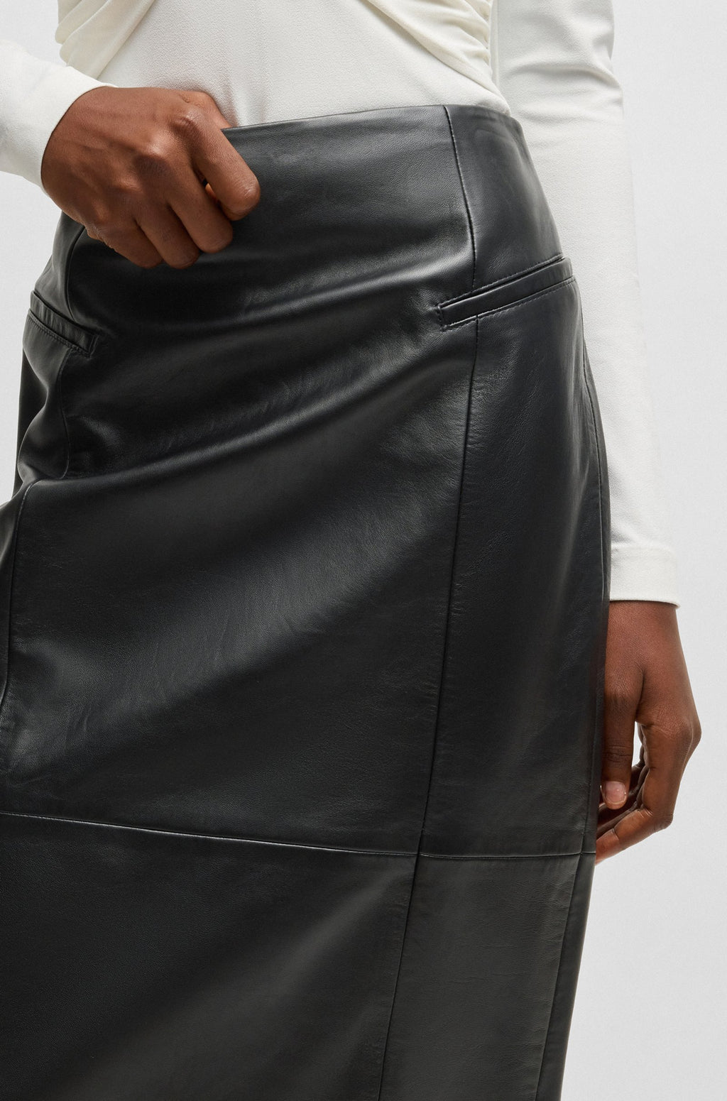 Women's Pencil Skirt in lustrous Leather